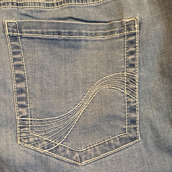 NWT Lane Bryant Capri Jeans w/zipper & button. Comfort Waist. 5 Pocket Style. - Picture 4 of 9